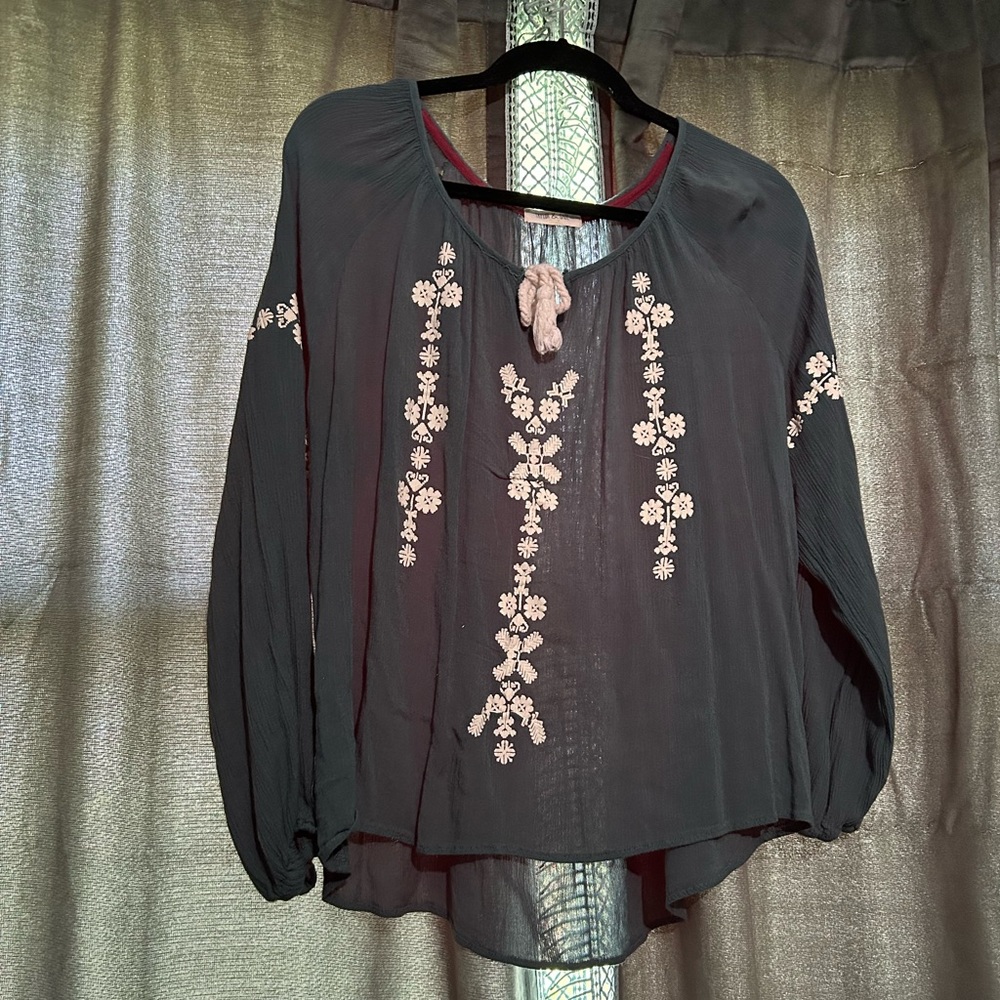 Taylor & Sage long sleeve shirt. Super soft great condition. Size small.